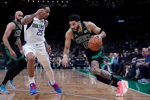 Jayson Tatum (0) drives to the basket against Dallas Mavericks